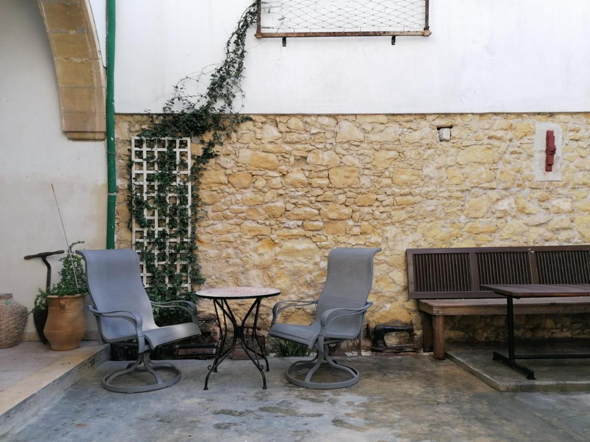 Le Mat Hostel Larnaca Exterior photo